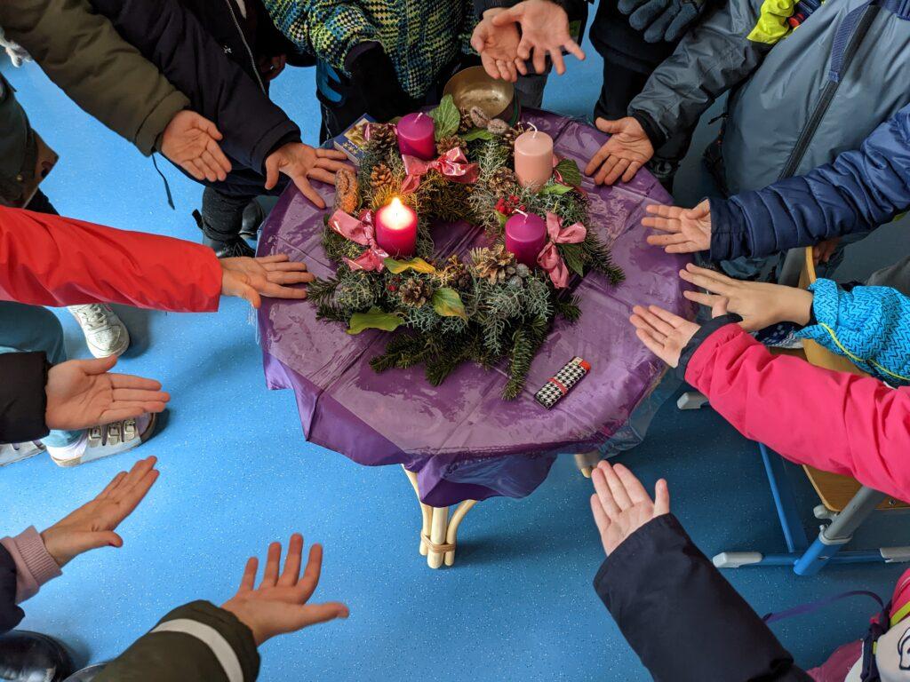 Adventskranzsegnung in der Grundschule von Kaltern